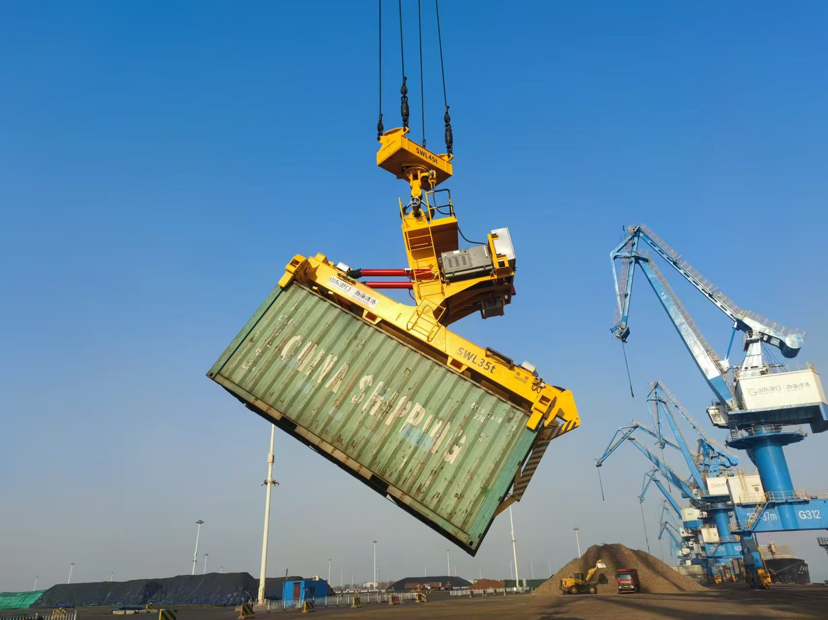 倾翻式集装箱吊具